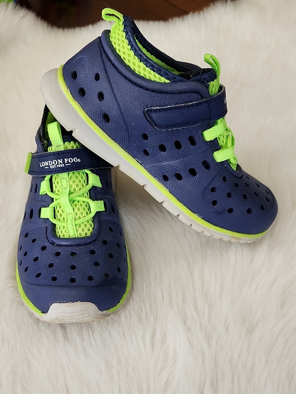 London Fog Mud Puppies Kids Navy and Neon Green Water Shoes, Size 10
